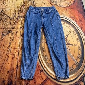 American Eagle Outfitters Retro High Rise Medium Washed Relaxed Mom Jeans
